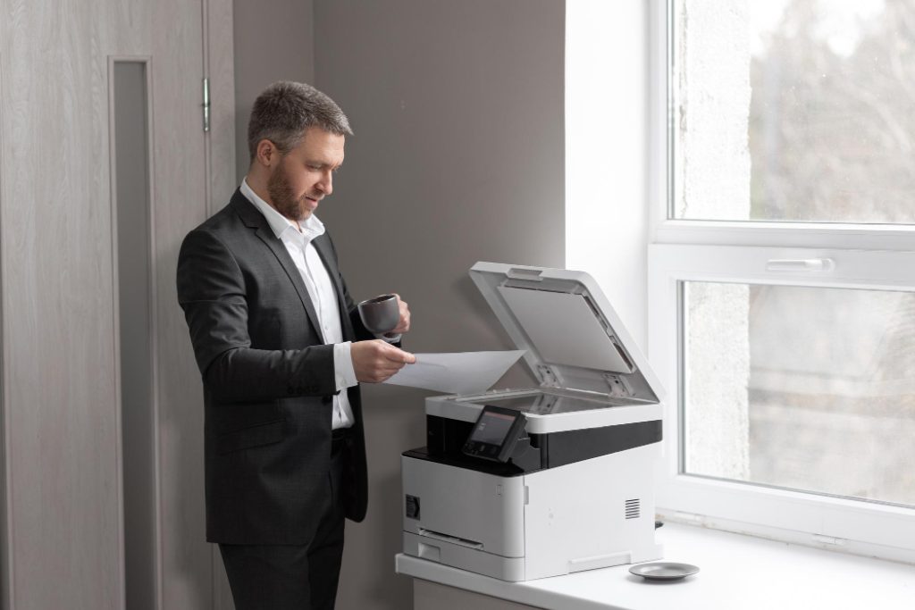 Uma impressora multifuncional imprime, copia e digitaliza